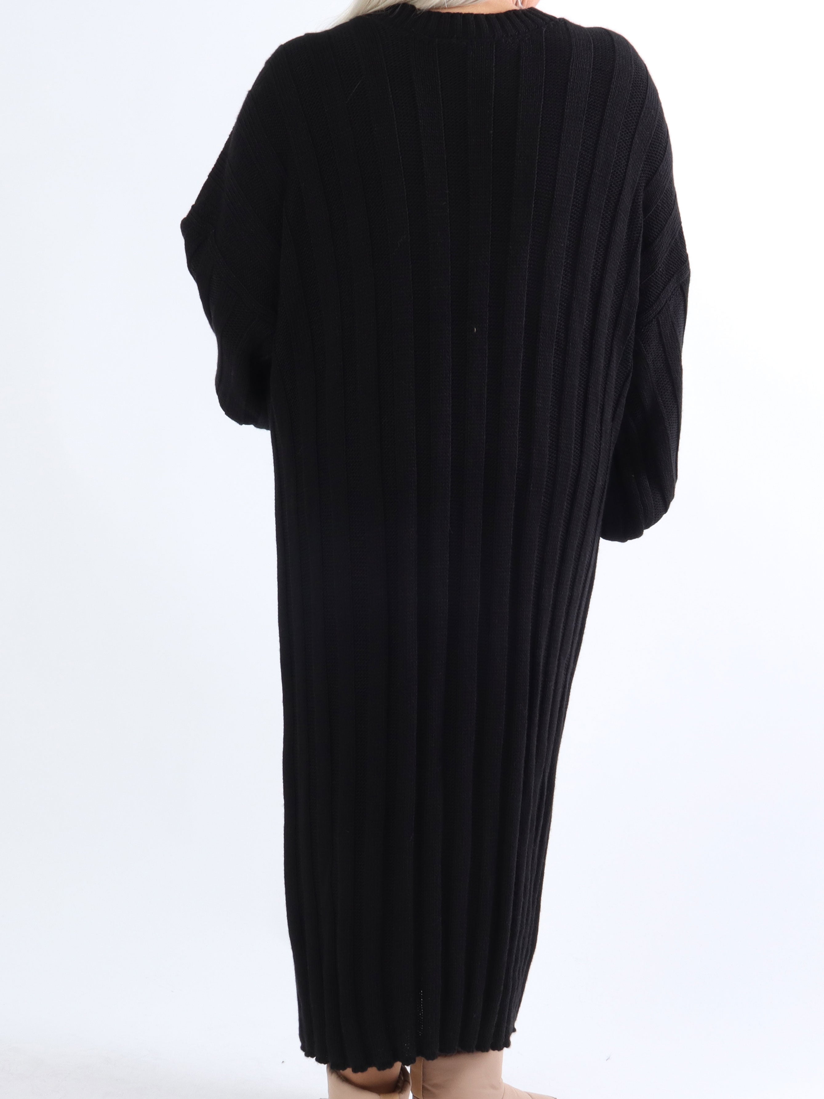 Ava - Lång plus size stickad klänning med ballongärmar